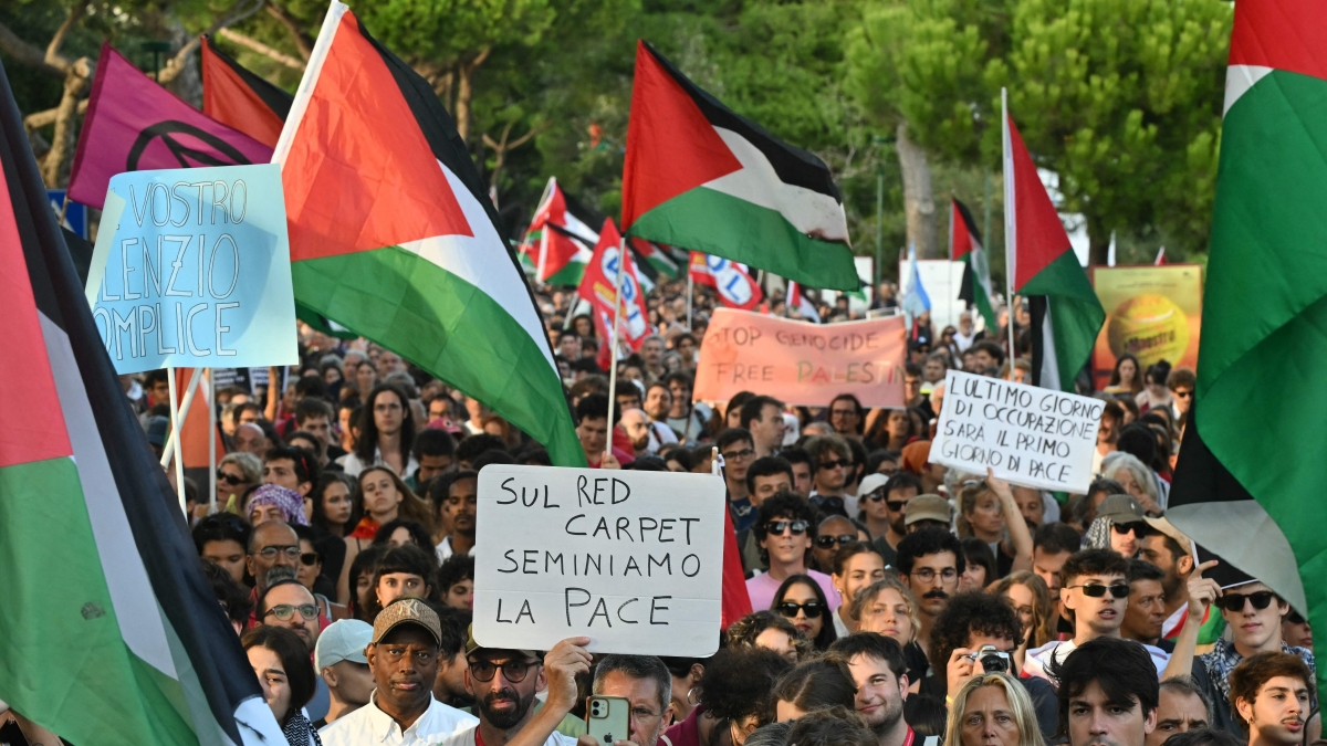 Il corteo per Gaza durante la Mostra del cinema di Venezia: «Siamo in diecimila». In marcia anche la madrina Fanelli, Ottavia Piccolo e Zerocalcare