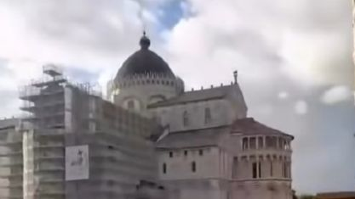Pisa, gli ultras della Roma sotto la Torre inneggiano al Duce: è scontro politico