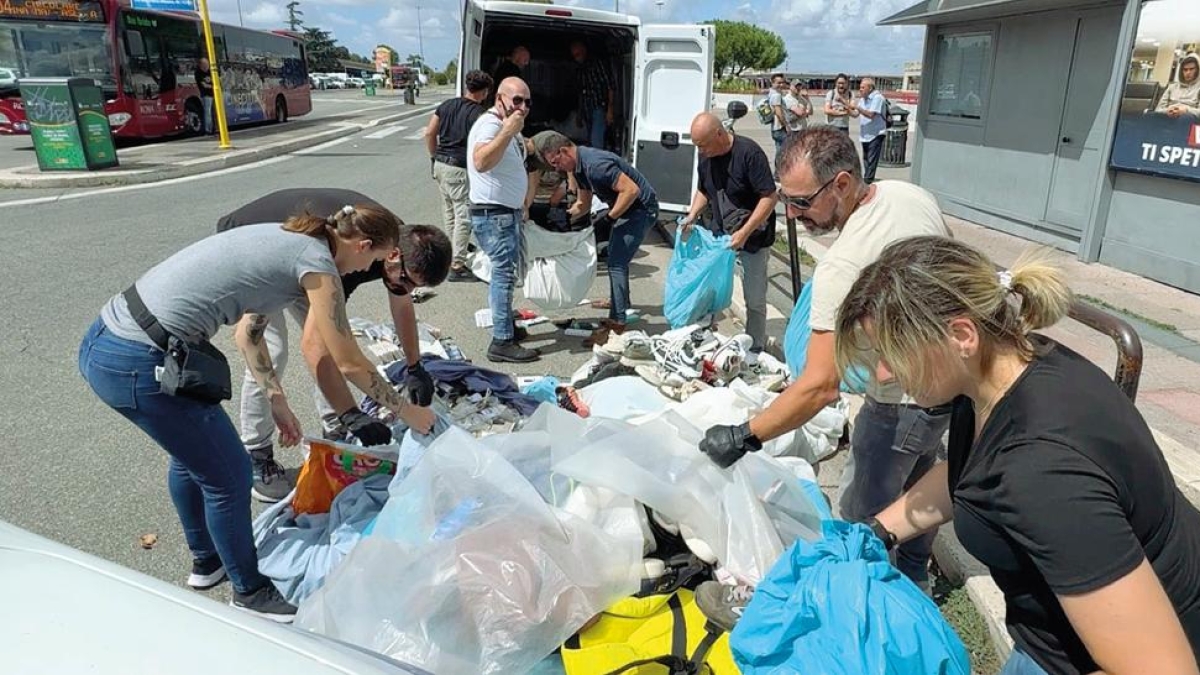 Anagnina, blitz dei vigili urbani: trovate false griffe e gioielli rubati negli appartamenti