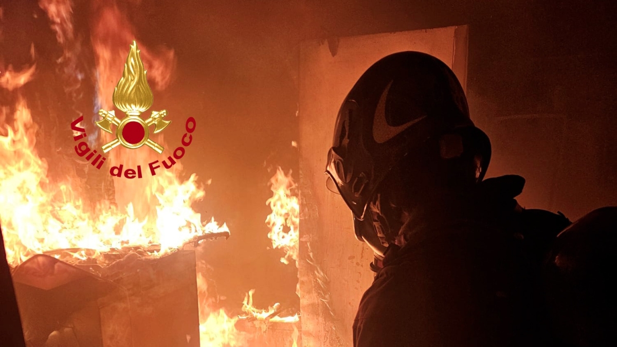 Sesto Fiorentino, incendio in una pizzeria, evacuate 7 persone nella notte