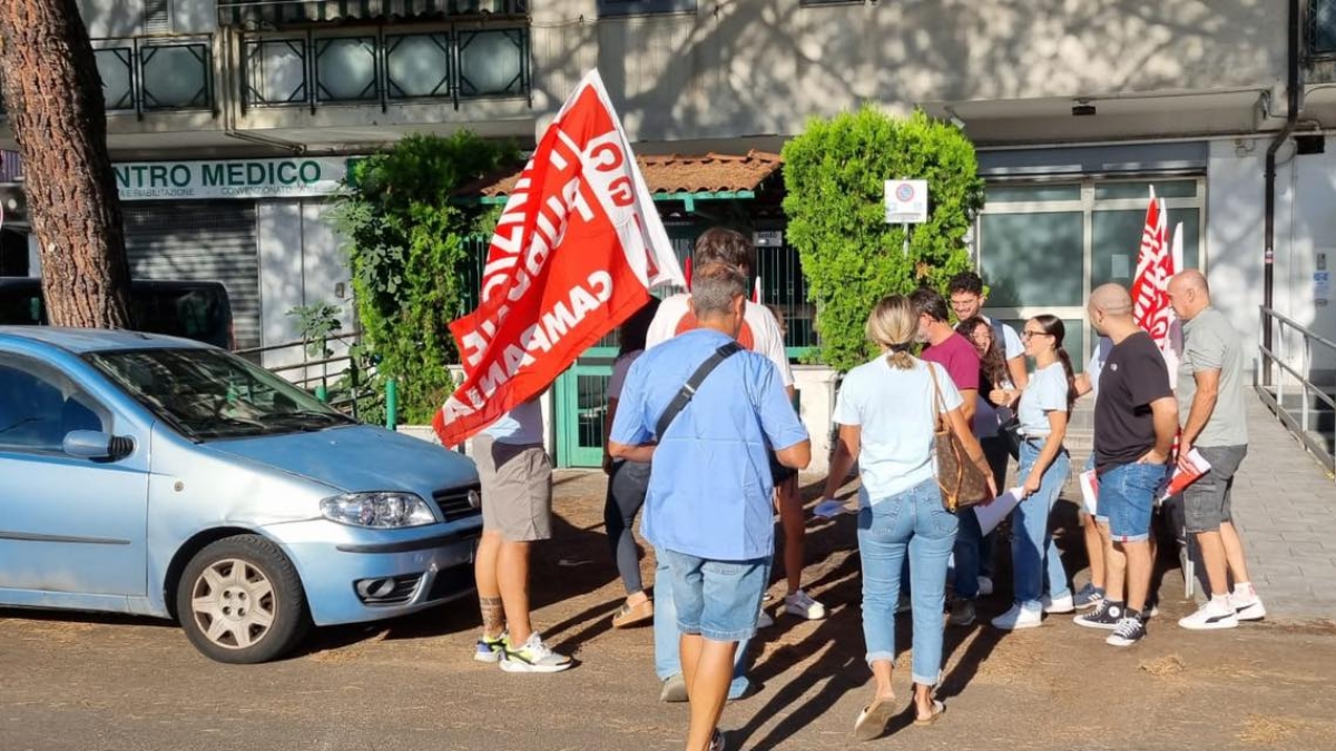 Melito, scioperano i fisioterapisti del Centro medico Radar: «No ai licenziamenti»