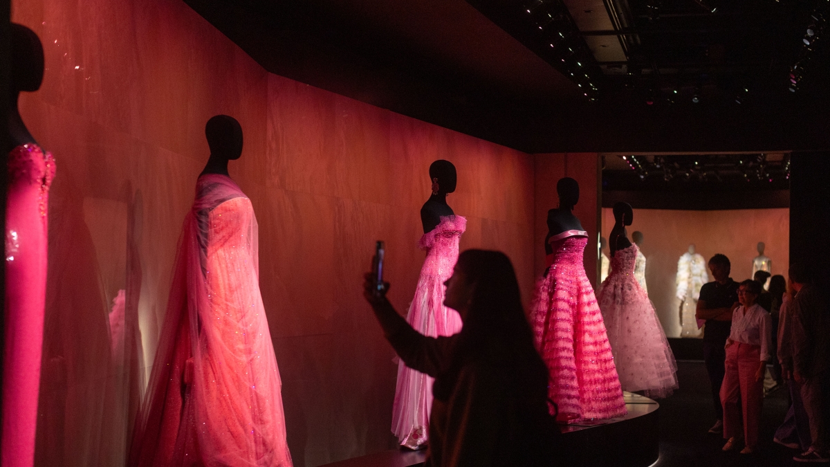 All'Armani Silos le creazioni di alta moda di Re Giorgio: dall’invenzione del greige a Hollywood