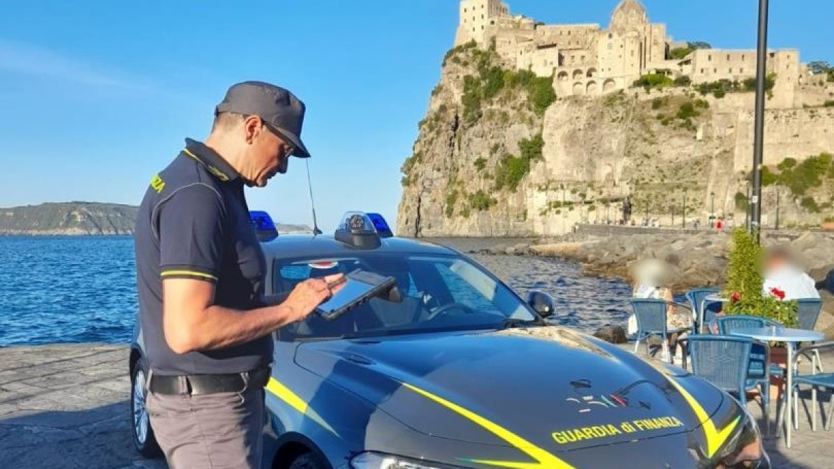 Ischia, controlli della guardia di finanza in B&B e case vacanza: accertate oltre 50 violazioni
