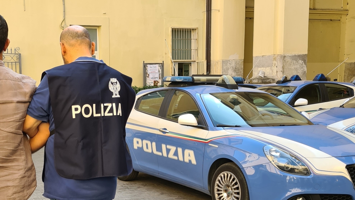 Imponeva cantanti neomelodici a organizzatori di feste e a tv locali, arrestato esponente del clan dei Casalesi