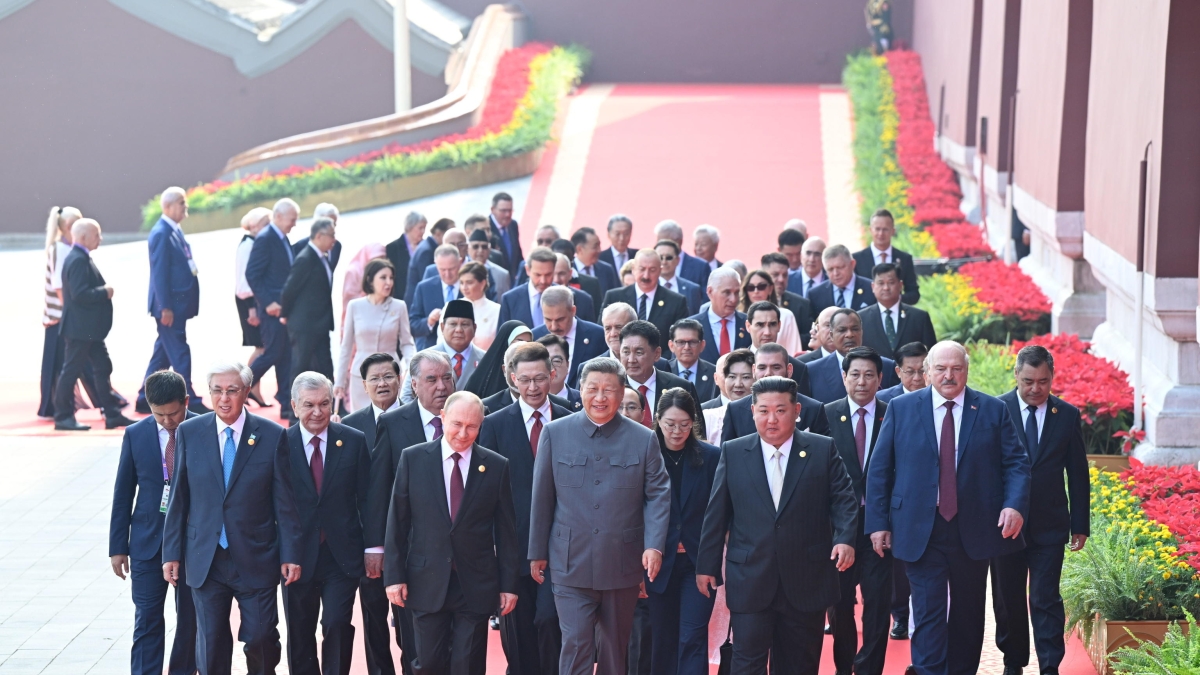 xi vestito alla mao alla parata con putin160e kim cina inarrestabile le armi esibite160e l ira di trump 160cospirate contro di noi