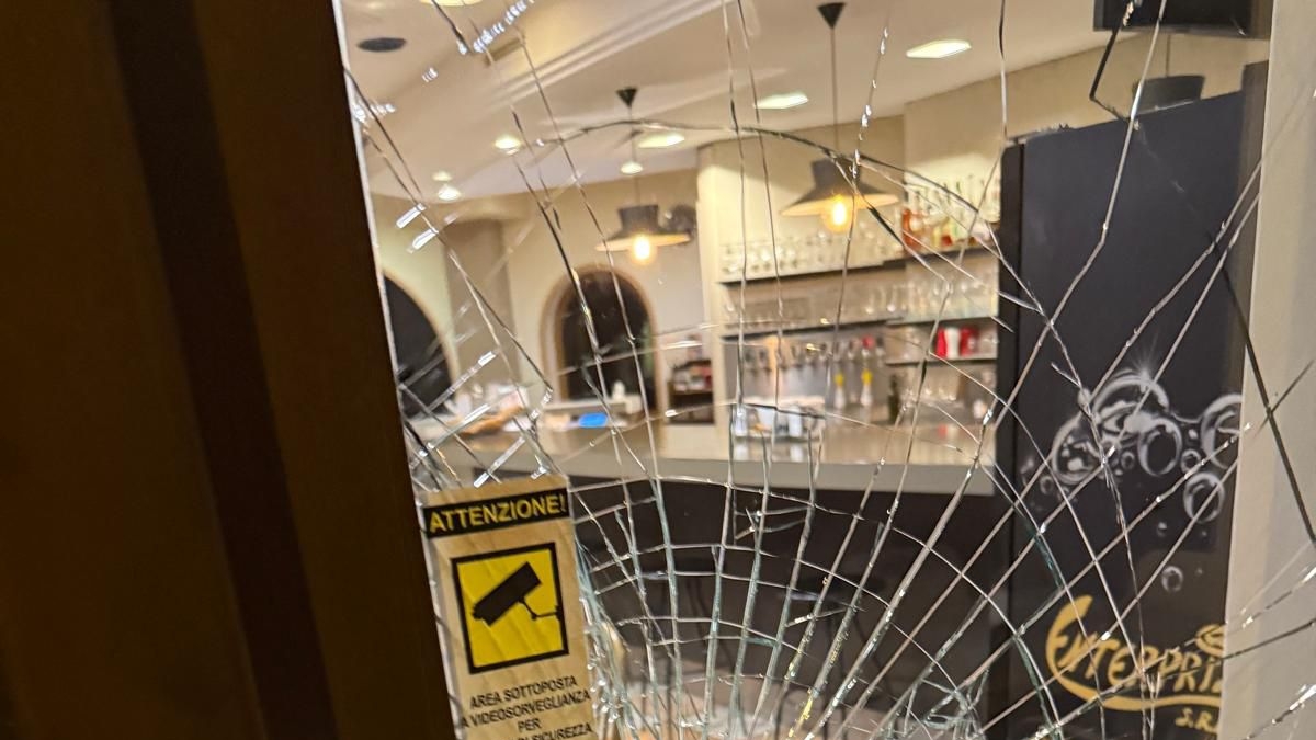 Trento, il Comune vara il fondo anti-spaccate: contributi fino a cinquemila euro per chi ha subito vandalismi