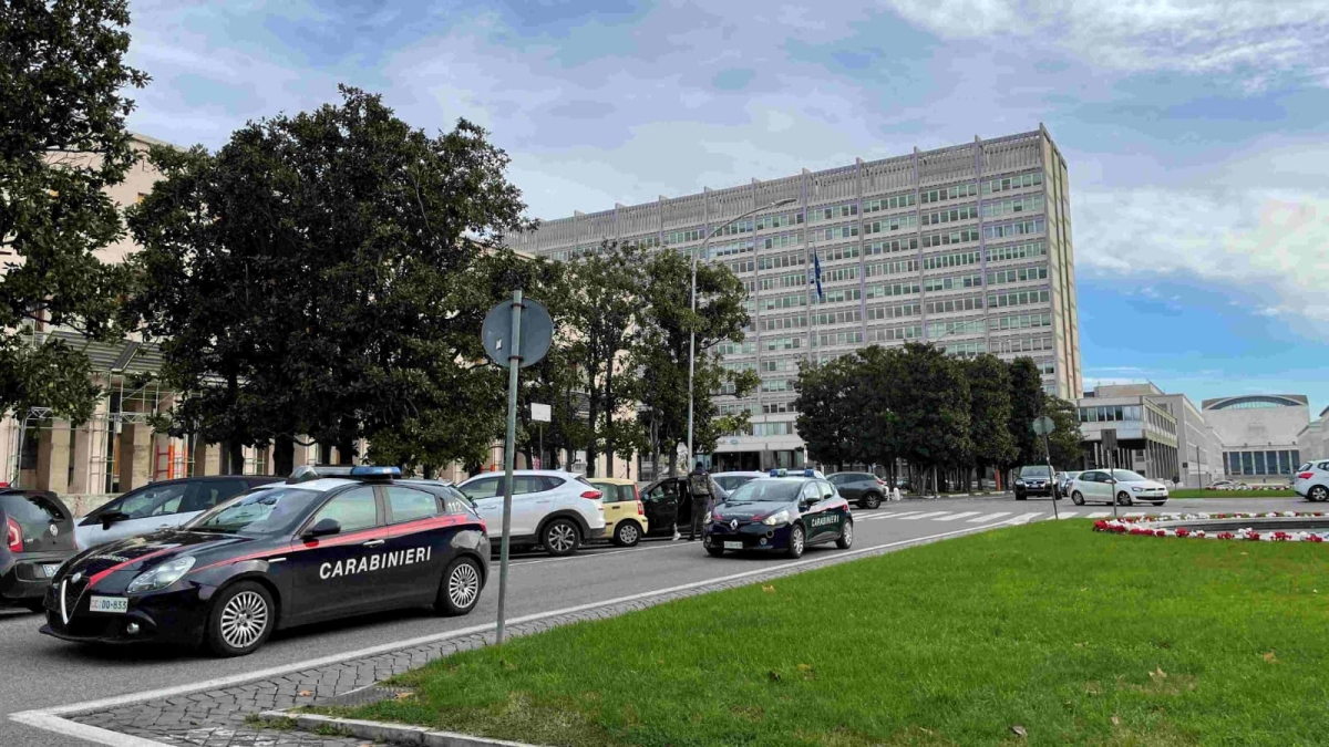 Roma viale Marconi: fermati tre minorenni a bordo di un'auto rubata, denunciati