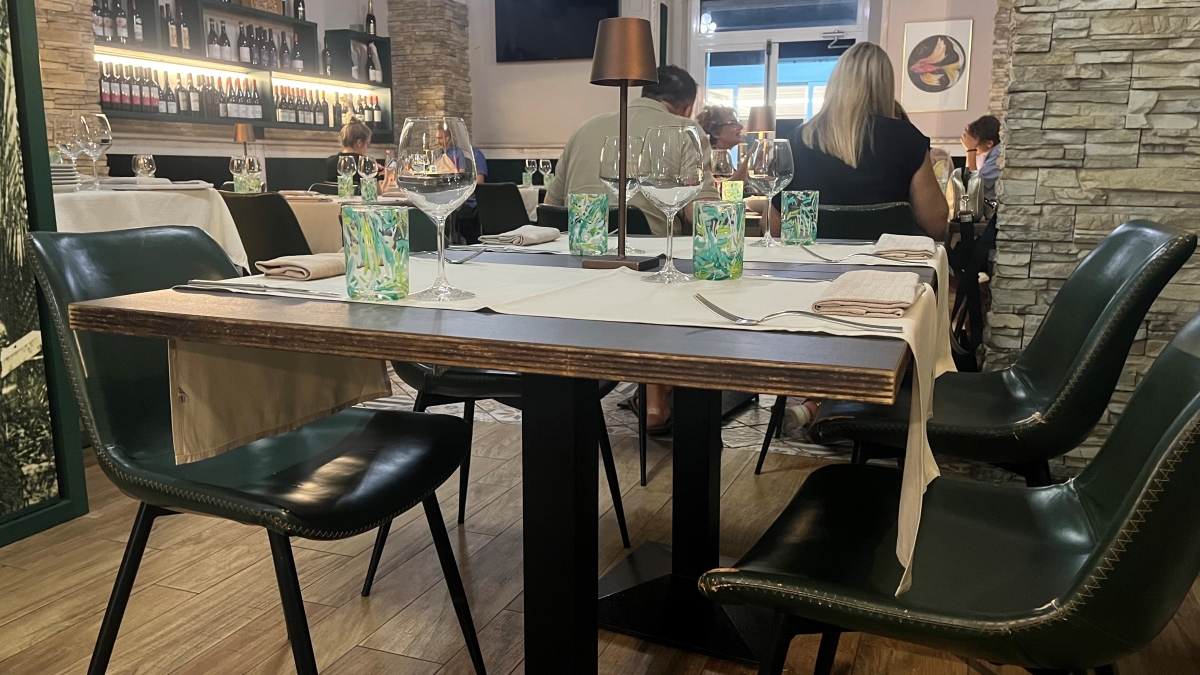 Cena convincente al «Lungomare» di Stabia. Molto apprezzato il crudo di pesce. Buoni anche l'insalata di mare e i totanetti