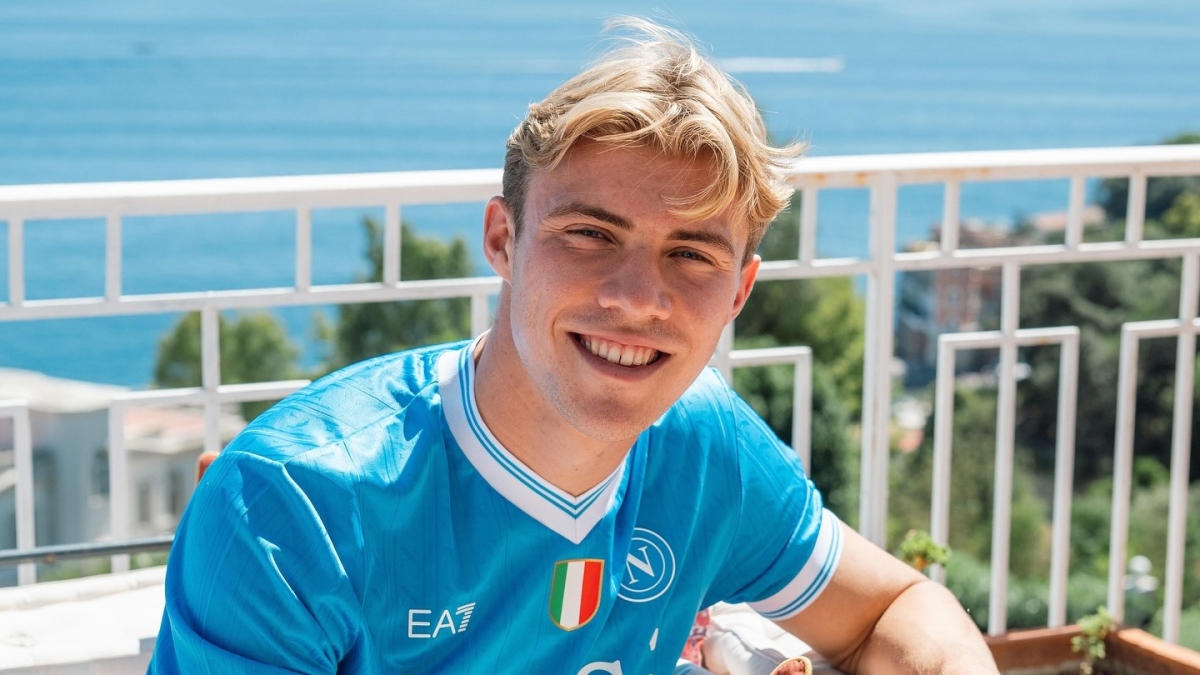 Hojlund: «Napoli città calorosa, sono felice di essere qui. Sono tornato con molta più esperienza»