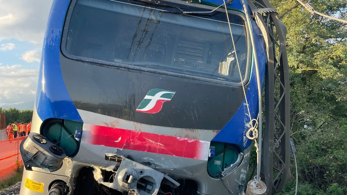 Benevento, treno diretto a Napoli deraglia dopo aver urtato carrello sui binari: illesi i circa 30 passeggeri