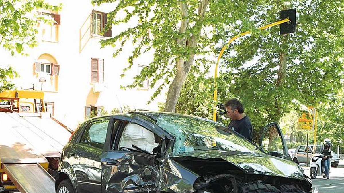 Roma, gli incidenti sulle strade costano un miliardo l’anno ai cittadini: «Avanti con la Zona 30»