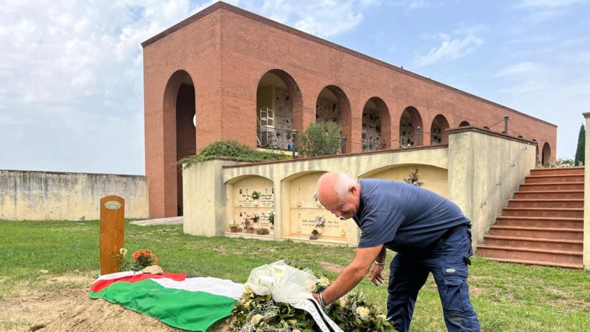 Viaggio al cimitero di Pontasserchio: la bandiera, un sasso dal mare di Livorno, «una piccola ma bella cosa per Marah»