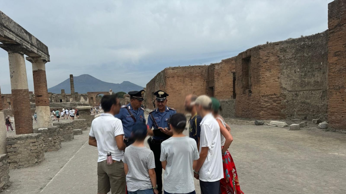 Scavi di Pompei, racconta le meraviglie del Parco archeologico a un gruppo di turisti americani ma è una guida abusiva: denunciato