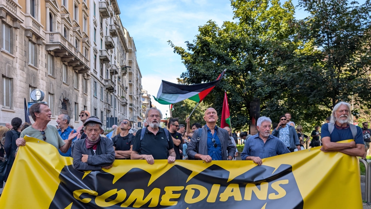 Manifestazione a Milano per il Leoncavallo: le notizie in diretta | 20 mila in piazza. Catella: «Azioni illegali, ecco il nuovo modello di città»