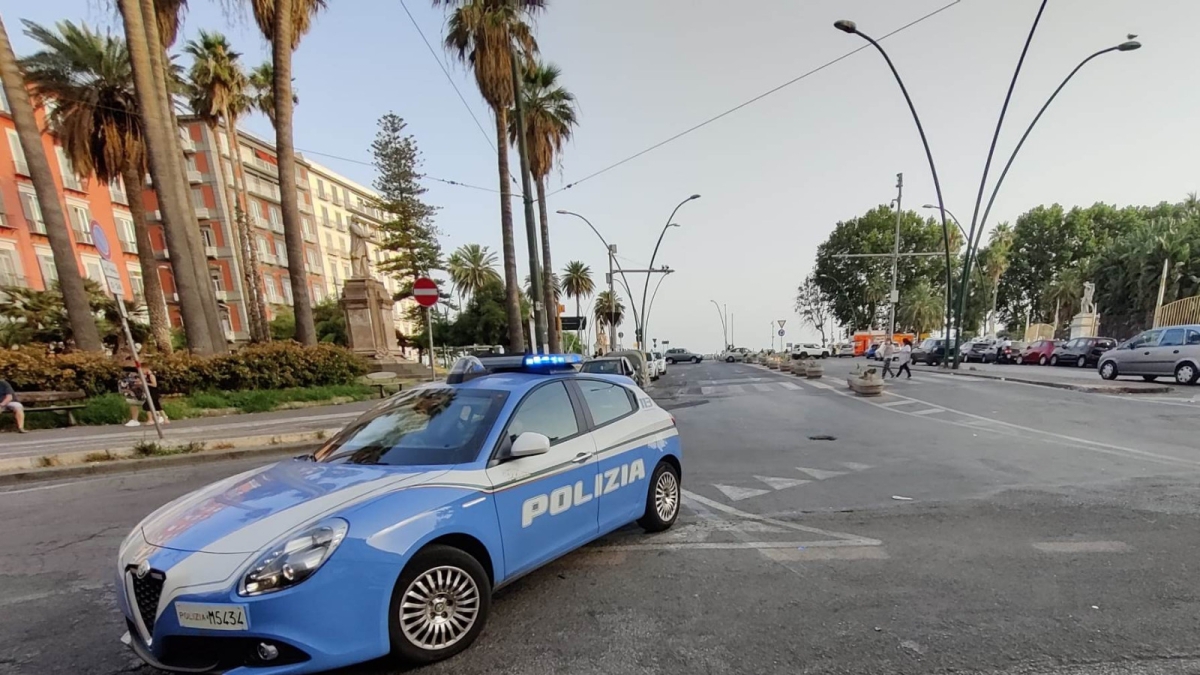 Napoli, insieme al padre difende un'amica in una lite per viabilità: 16enne accoltellato in via Caracciolo