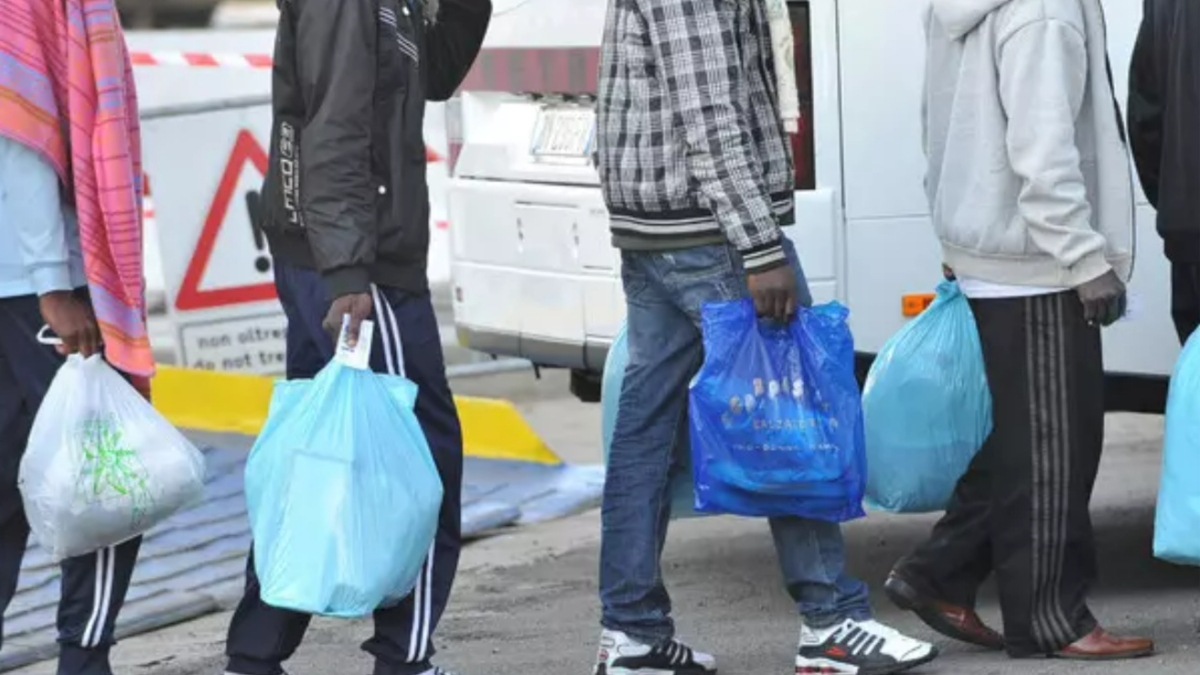 Attesa al porto di Livorno la nave con 260 migranti salvati dalla Ong Solidaire