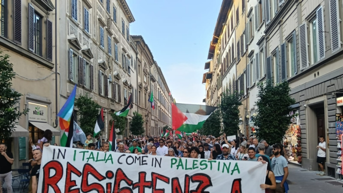 Firenze, in centinaia al corteo pro-Palestina. Il racconto di Rahfa, 11 anni: «Sono venuta qui a curarmi, a Gaza non è rimasto più nulla»