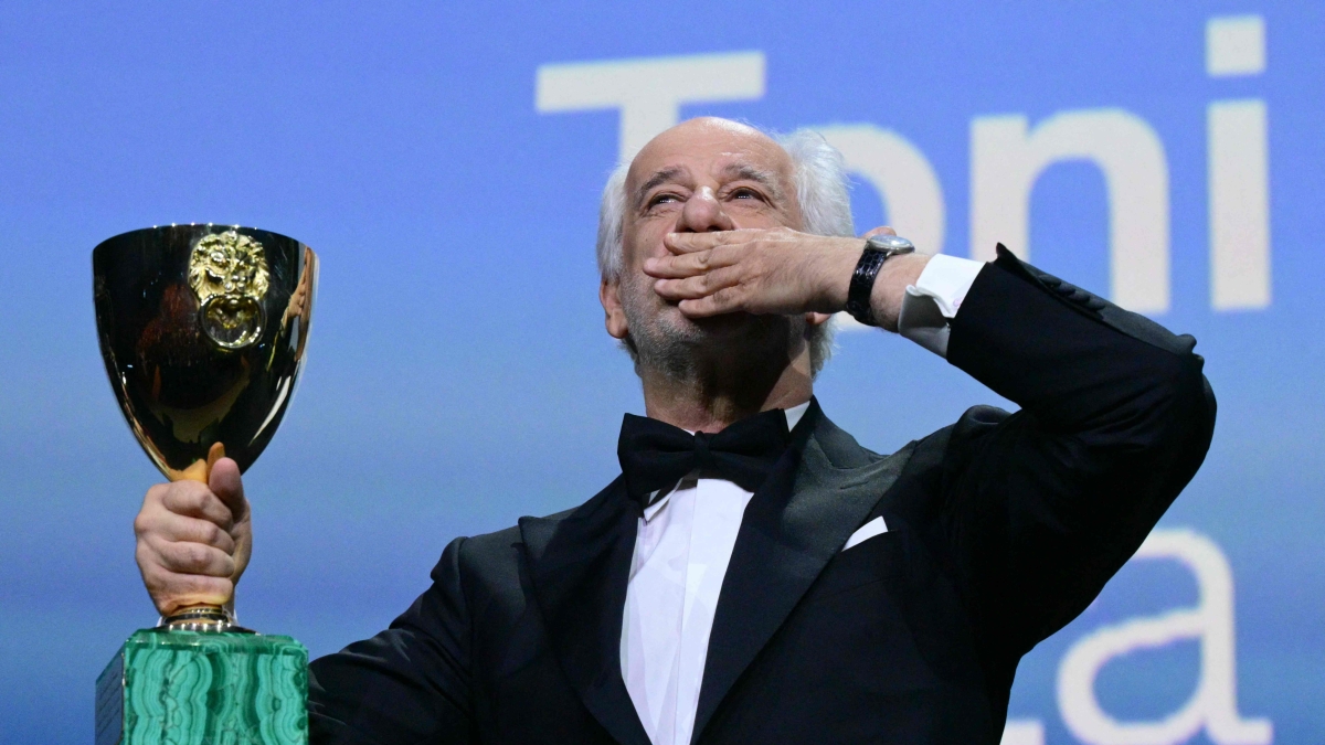 Il gran finale: tutti in piedi per Armani. Servillo miglior attore: «Ammiro chi si è messo in mare per portare umanità» Il gran finale: tutti in piedi per Armani. Servillo miglior attore: «Ammiro chi si è messo in mare per portare umanità»