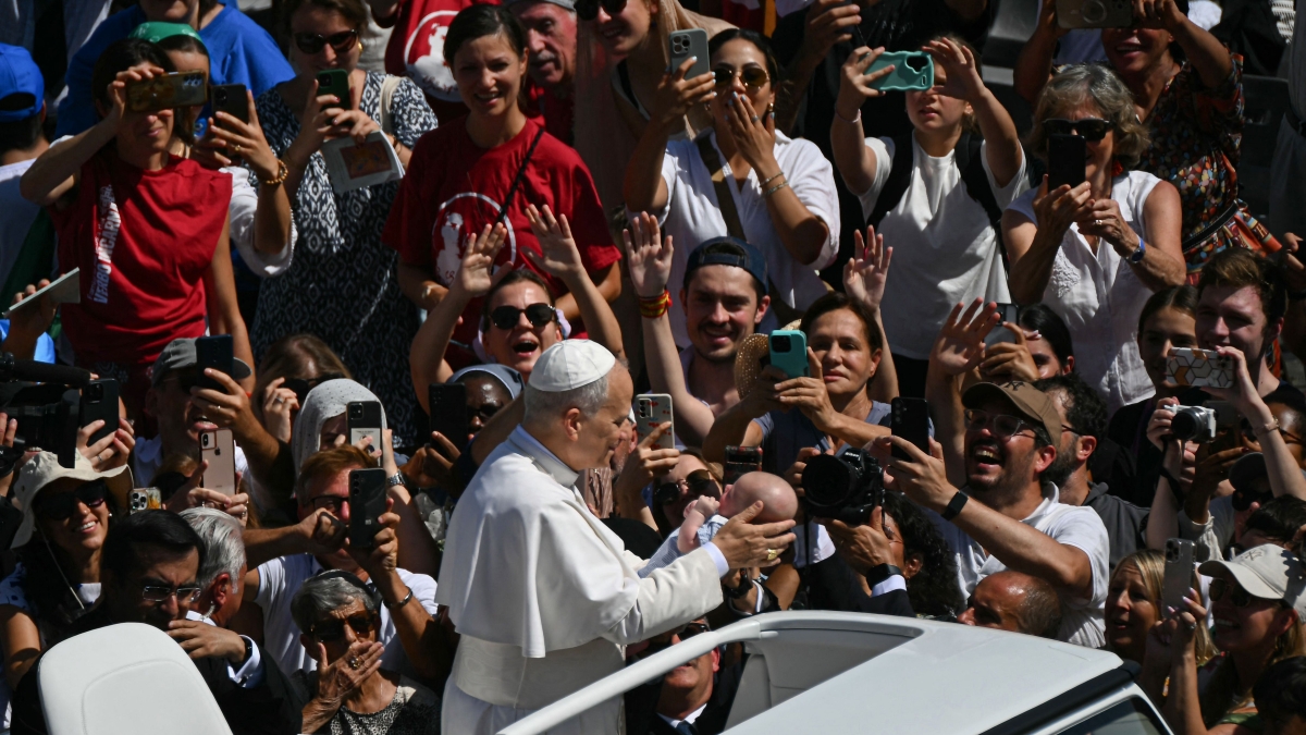 La canonizzazione in diretta di Carlo Acutis e Pier Giorgio Frassati, il Papa: «I due beati ora sono santi. Le apparenti vittorie ottenute con le armi sono sconfitte»
