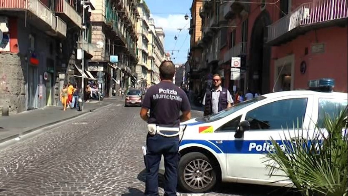 Napoli, neonato resta intrappolato in auto a via Posillipo per un guasto elettrico: lo salva la Polizia locale
