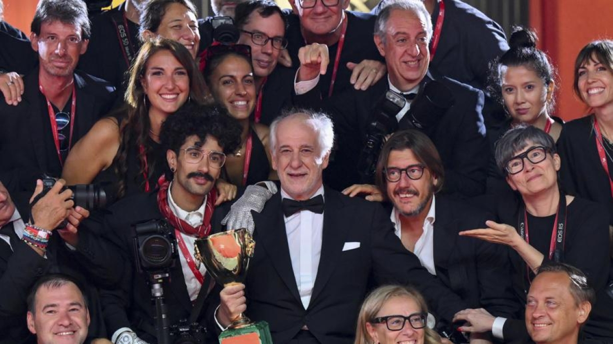 Toni Servillo: «Vinco a Venezia dopo sette film con Sorrentino. Il mio discorso su Gaza? Sentimento comune nel cinema italiano»