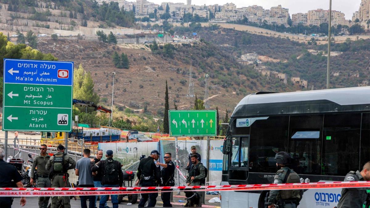 Attentato a Gerusalemme, terroristi sparano su un bus: «6 morti e 11 feriti». Hamas: sono eroi | Sanchez: nuove misure contro Israele