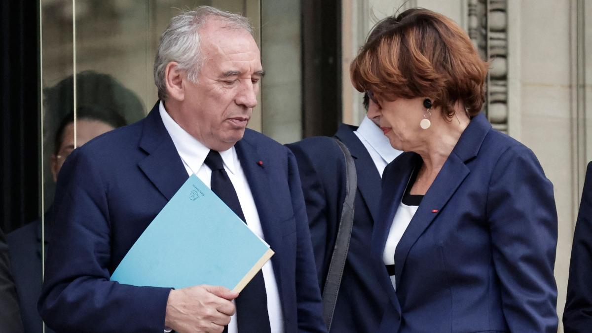 Francia, è crisi: cade il governo Bayrou. Le Pen: "Ora il voto anticipato". Melenchon: "Via anche Macron". Ecco cosa può succedere Francia, è crisi: cade il governo Bayrou. Le Pen: "Ora il voto anticipato". Melenchon: "Via anche Macron". Ecco cosa può succedere