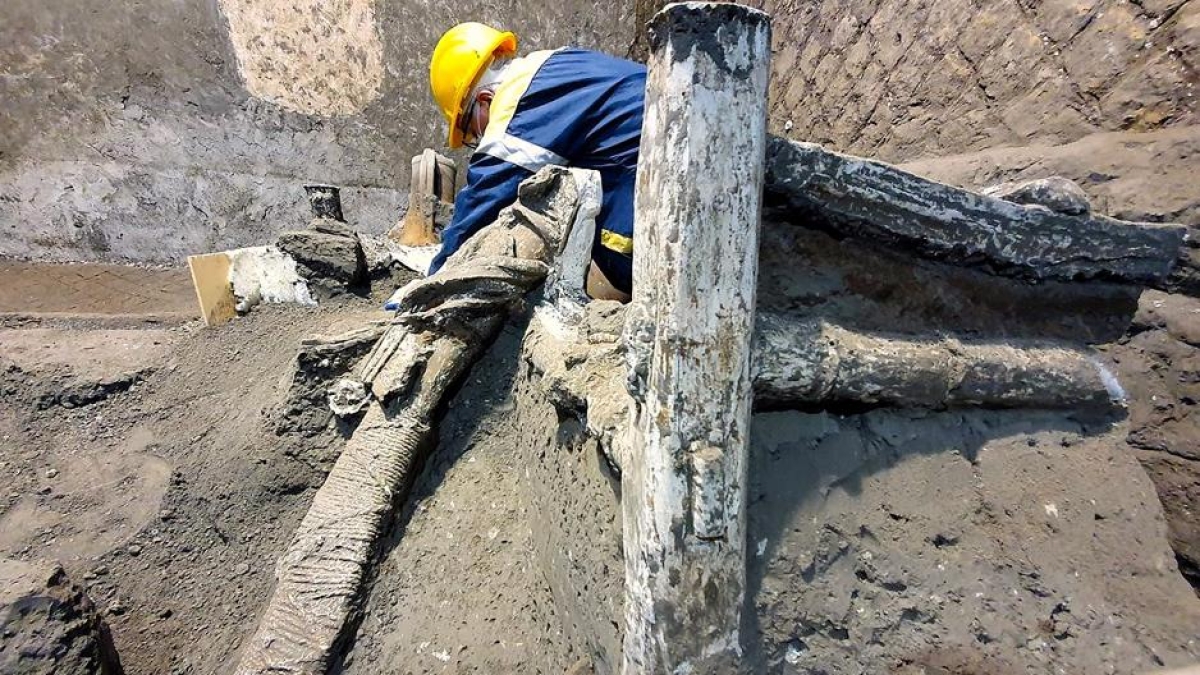 Pompei, sulle tracce dei tombaroli: 24 scavi clandestini individuati, 9 tunnel sequestrati. Una «mappa» nel film di Rosi