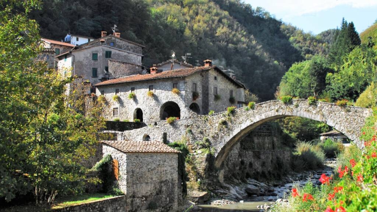 L’asilo in montagna chiude: bambino è costretto a prendere il bus a pagamento. «Ma servono 1.500 euro l’anno»