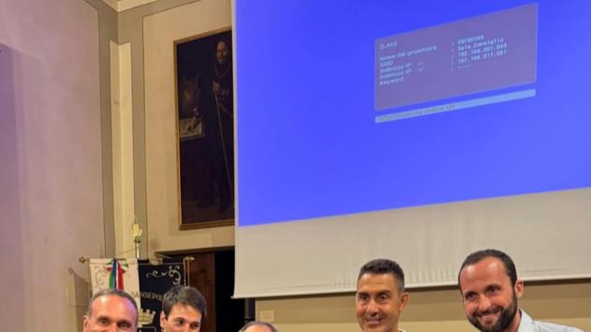 La provocazione di Vannacci: foto di gruppo targata «X Mas» in Comune a Sansepolcro