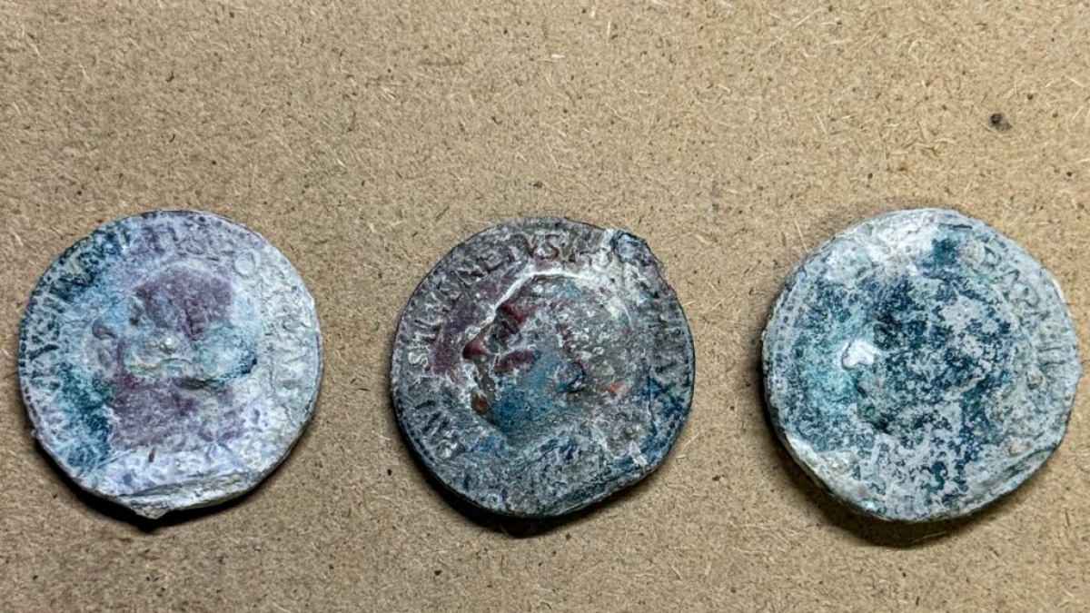 Metro C a Roma, tre medaglie di papa Paolo II del XV secolo ritrovate durante gli scavi a piazza Venezia
