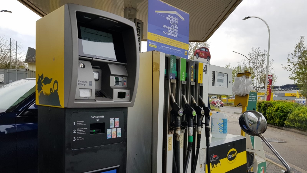 Varese, cocaina pagata al distributore di benzina con le tessere del reddito di cittadinanza. Per una dose bastava il pos