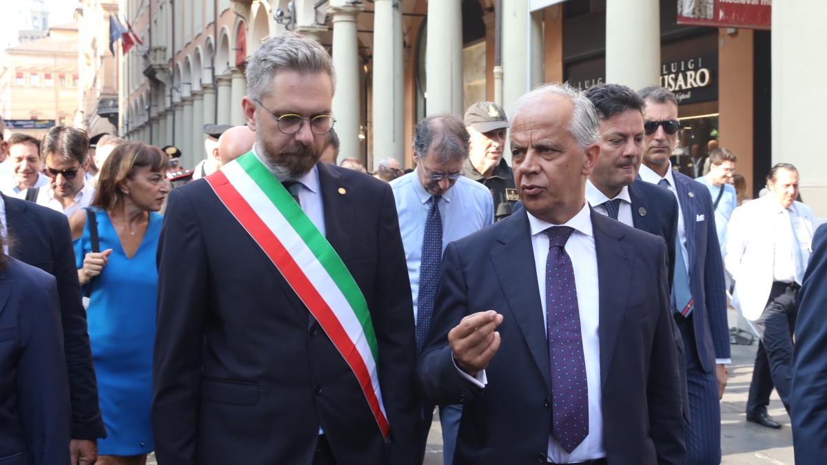 Bologna, il sindaco Lepore «sfida» il ministro Piantedosi: «Fa campagna elettorale per il referendum ma sulla sicurezza ha fallito»
