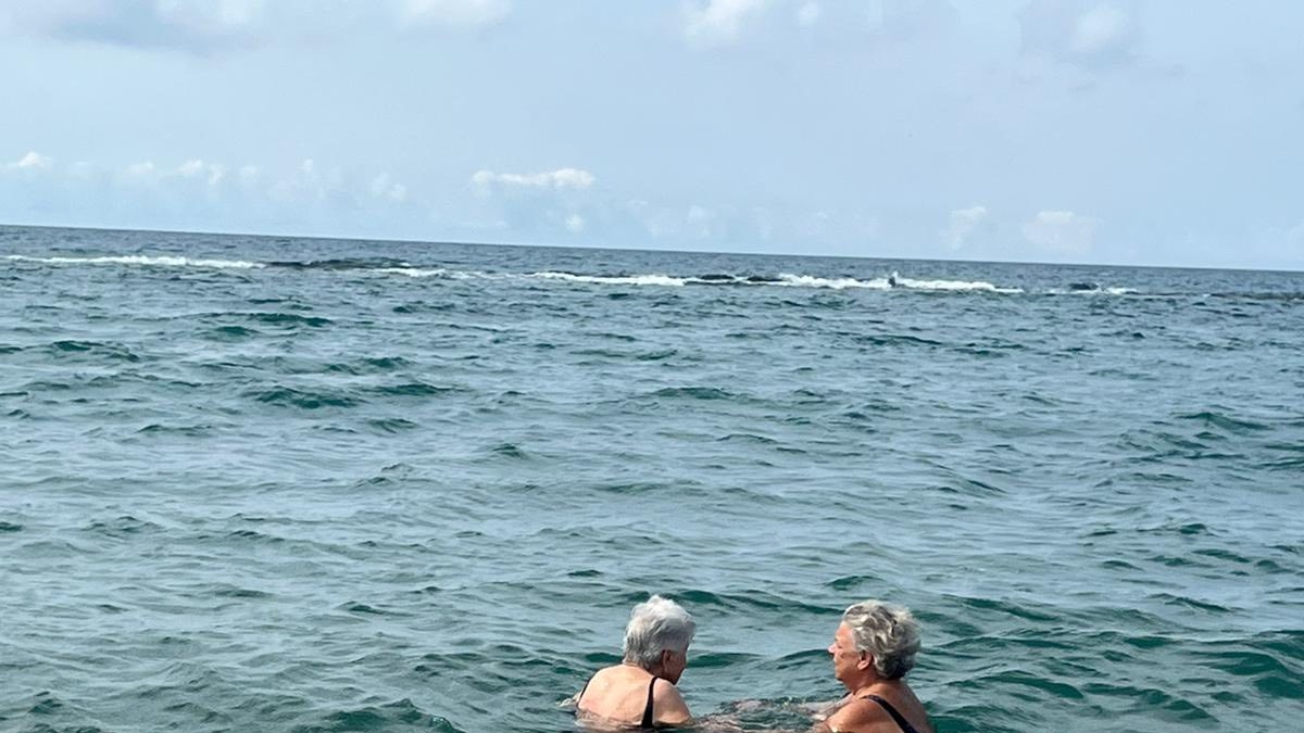 Ostia, porta la nonna di 100 anni a fare il bagno in mare: «Il suo ultimo desiderio. Le sue gambe doloranti sono diventate di nuovo leggere»