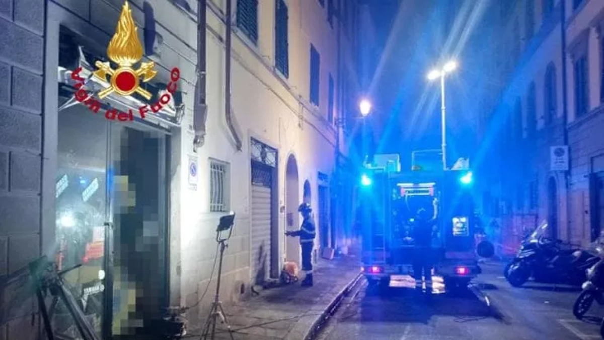 Firenze, incendio in un'officina di via San Zanobi: evacuati gli appartamenti, nessun ferito