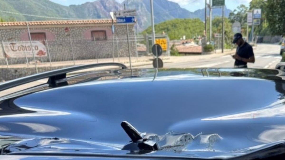 Valico di Chiunzi, masso si stacca e colpisce un'auto con turisti inglesi diretti in Costiera: occupanti illesi