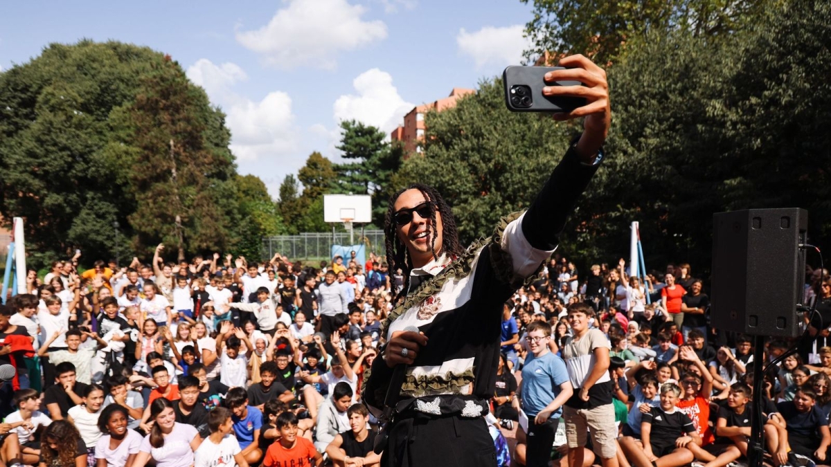 Ghali torna alla scuola media di Baggio: «Tra i banchi si impara che cos'è la vita. I bulli? Usano male le loro energie e restano indietro»