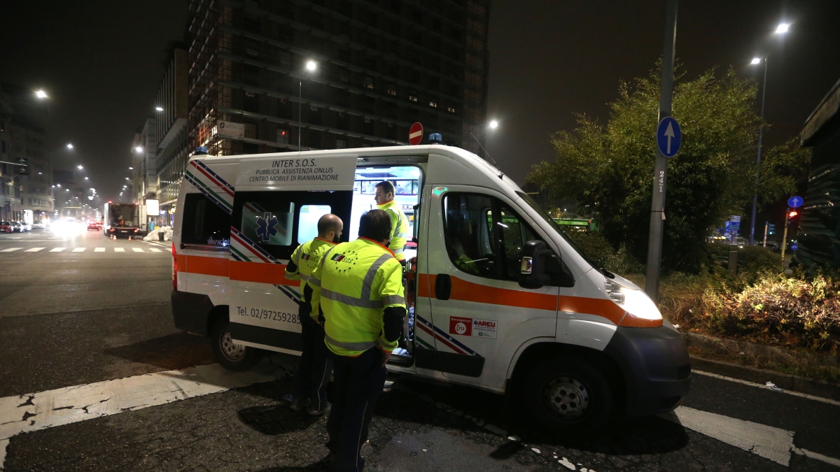 I pirati della strada in fuga a piedi dopo lo schianto con il Suv: il rosso bruciato e il giallo del fucile a canne mozze