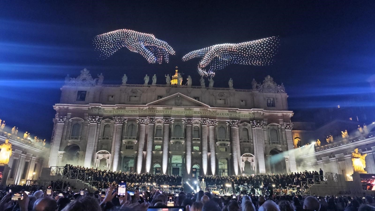 Per «Grace for the world» a San Pietro, Bocelli, Pharrell, Legend e Hudson: show di droni coi capolavori della Sistina