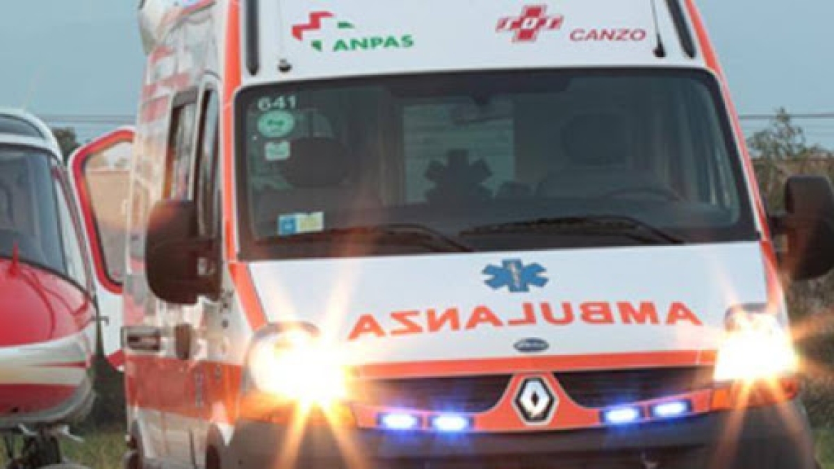 Monza, chiede un bicchiere d'acqua al bar e gli versano soda caustica: ricoverato in terapia intensiva