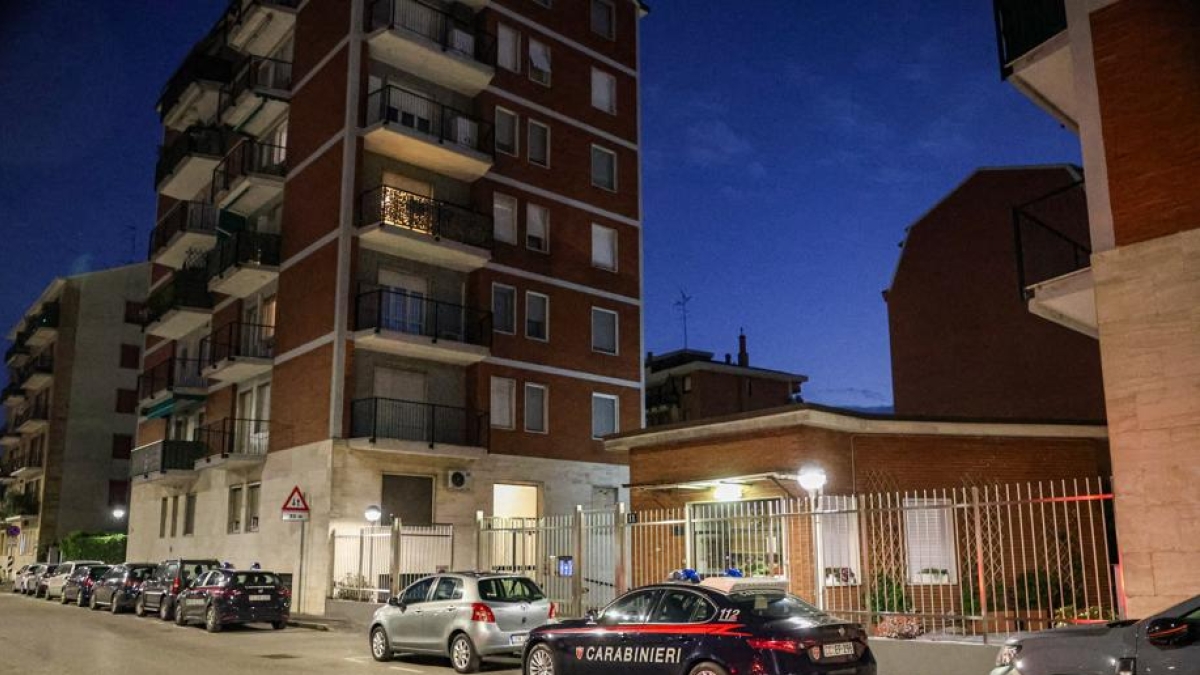 Milano, si lancia dal balcone e colpisce una passante: 83enne morta sul colpo, lui è ferito Milano, si lancia dal balcone e colpisce una passante: 83enne morta sul colpo, lui è ferito