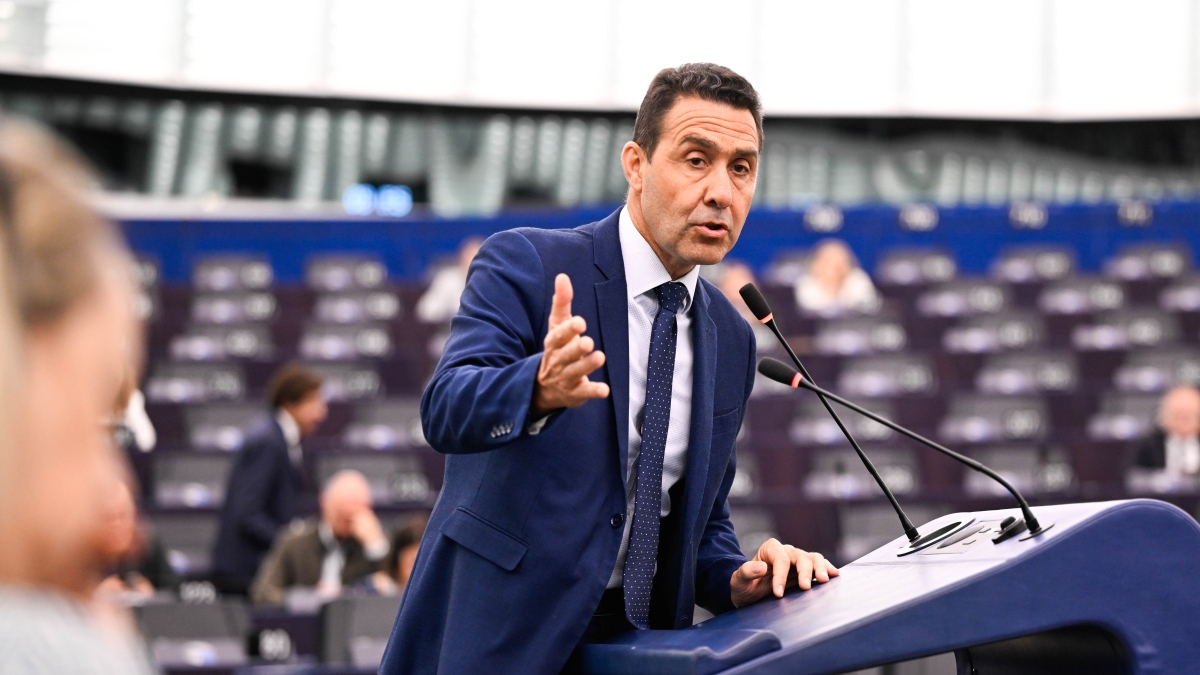 Scritte contro Vannacci a Jesi. E il generale rilancia: «La violenza? Arriva da sinistra»