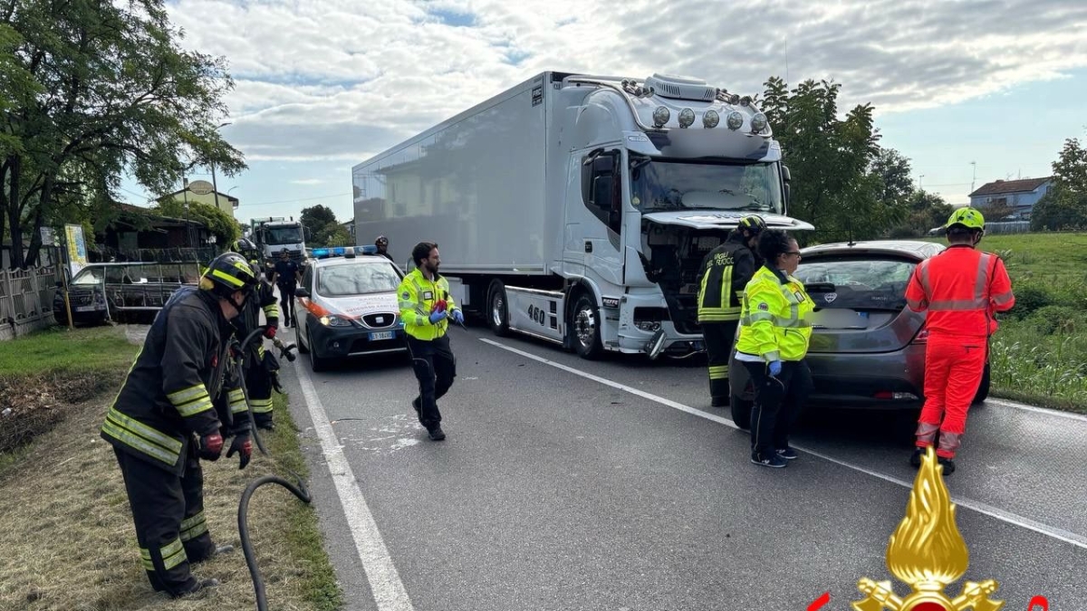 Incidente a Chignolo Po, sbanda con la macchina sulla Provinciale e colpisce un autoarticolato: morta 68enne