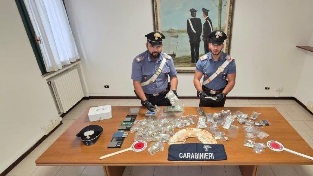Viadana, il market della droga a conduzione familiare: in manette papà, mamma e figlio 28enne