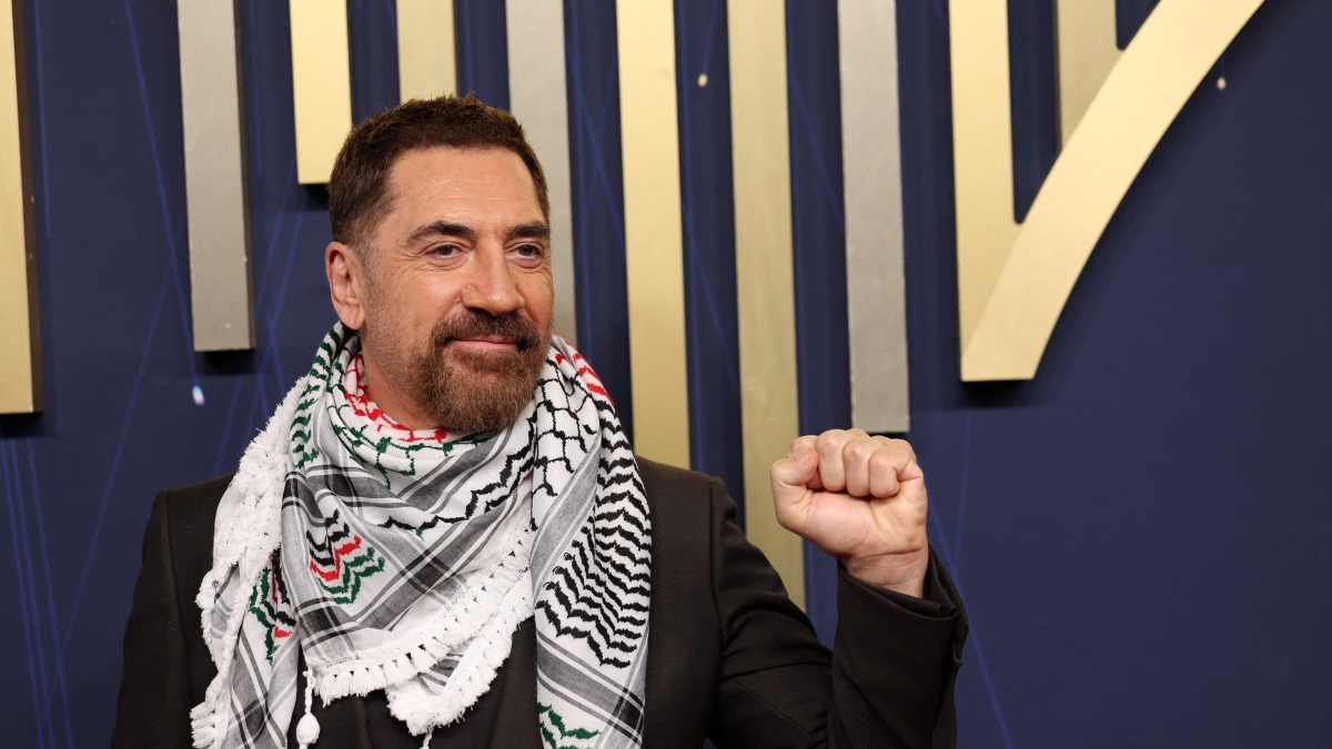 Bardem e la kefiah al collo agli Emmy: «Palestina libera, prendiamo di mira gruppi cinematografici complici»