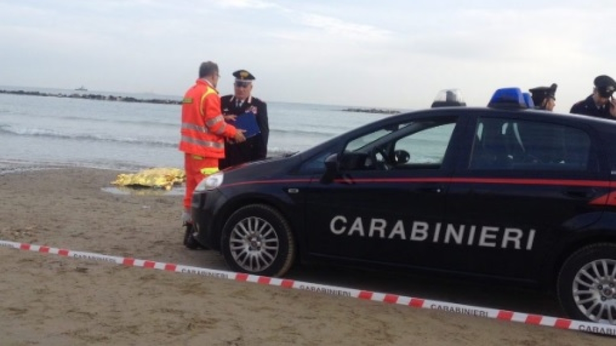 Cadavere di un uomo in mare a Meta di Sorrento