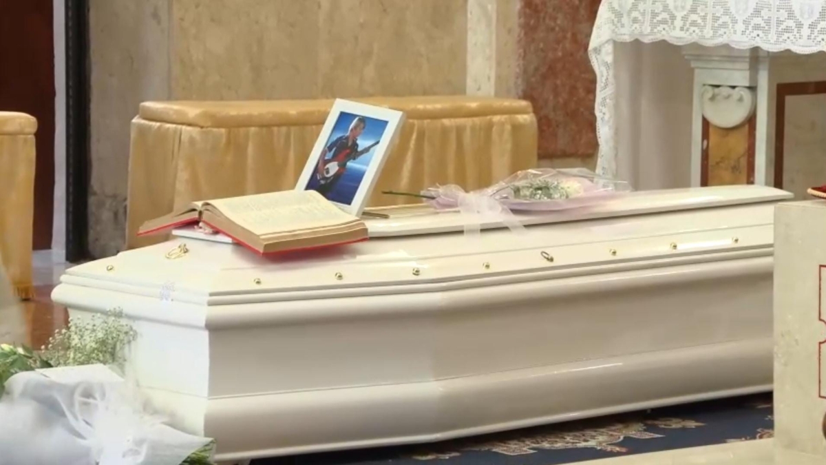 Paolo Mendico, il suicidio del 15enne ha sconvolto gli alunni: «Non abbiamo fatto niente». Ispezione ministeriale a scuola