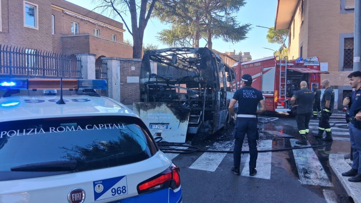 Incendio a Vigna Clara, a fuoco uno scuolabus: paura per 8 bambini. Il mezzo distrutto dalle fiamme