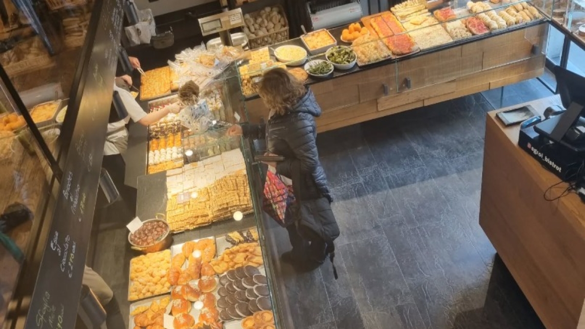 Milano, sovrapprezzo di 20 centesimi se fai tagliare il pane in negozio. Il caso è virale online, la replica: «È un servizio e va retribuito»
