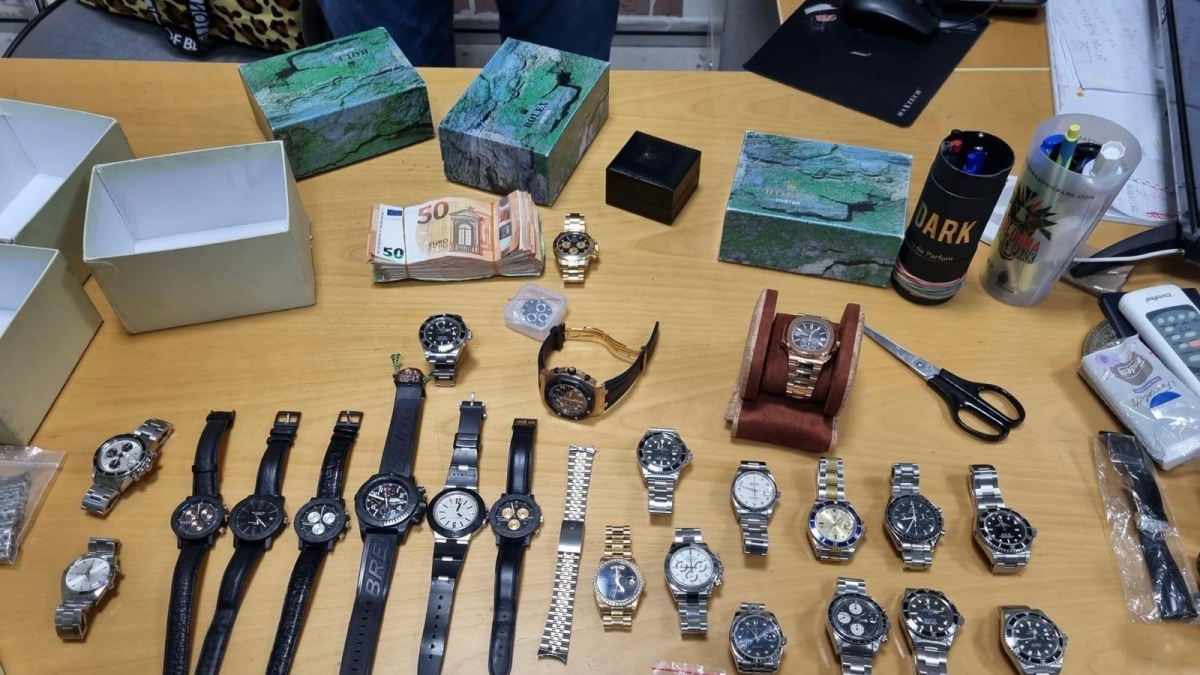 Napoli, il boss della banda trovato con 18 orologi di lusso e 82mila euro. E alla polizia dice: «Chi non ha un po' di contanti in casa?»